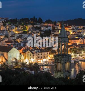 Hvar mit Kathedrale Sveti Stjepana am Stefansplatz und Arsenal, Insel Hvar, Dalmatien, Kroatien Stockfoto