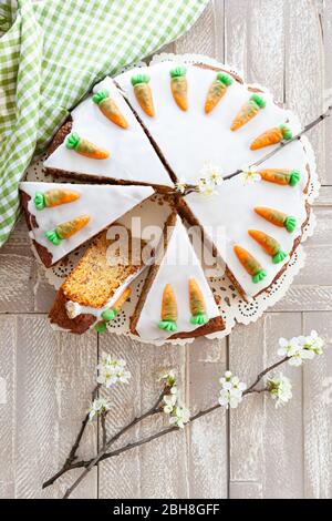 Selbstgemachter Karottenkuchen mit Zuckerguss und Zuckerkarotten Stockfoto