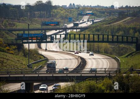 Cumbernauld, Großbritannien. April 2020. Im Bild: Straßenschilder entlang der Autobahn M80, die lauteten: „BLEIB ZUHAUSE, SCHÜTZE NHS, RETTE LEBEN“ die britische Regierung hat eine längere Stillegungen aller großen Städte Großbritanniens angeordnet und die Menschen zu Hause bleiben lassen, obwohl einige Leute die Botschaft der Regierung ignorieren wollen. Bis heute hat die Coronavirus (COVID-19) Pandemie weltweit über 2.74 Millionen Menschen infiziert, und in Großbritannien 143,464 infiziert und 19,506 getötet. Quelle: Colin Fisher/Alamy Live News Stockfoto