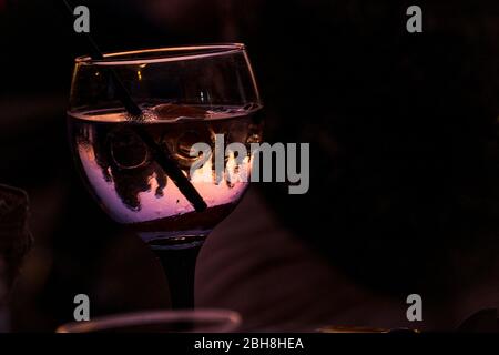 Cocktail am Abend Zeit mit Leuten und den Sonnenuntergang auf dem transparenten Glas Wein - Farben und Menschen feiern im Freien im Urlaub Zeit nachzudenken Stockfoto