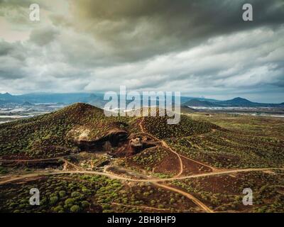 Luftaufnahme der Landschaft mit vielen Wegen und Straßen in den Feldern. Vulkanisches Gebiet mit Tälern und schönen Himmel mit Wolken. Panorama mit Pflanzen wie Punkte, Muster Konzept Stockfoto