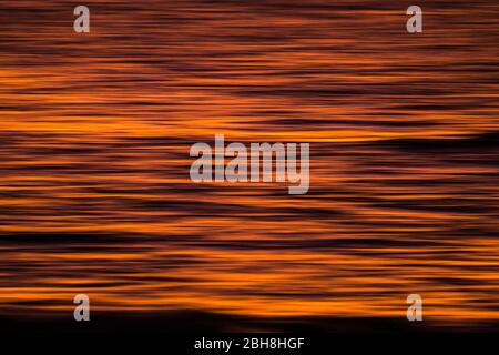 Künstlerisches Bild mit verschwommenen und streckte Ozean rotes Wasser in langen Belichtung mit Bewegung - Perfekter Hintergrund für Wasser und Sonnenuntergang Konzept Stockfoto