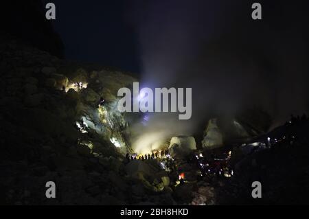 Blaues Feuer, das Phänomen des blauen Feuers im Krater von Ijen, Ost-Java, Indonesien Stockfoto