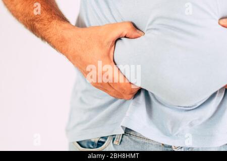 Nahaufnahme von kaukasischen Mann 's Hand hält Bauch Fett - Konzept der Junk-Food und Ernährung, Wellness-und Sport-Übungen gesund zu bleiben - schlechte Lebensstil Beispiel Stockfoto