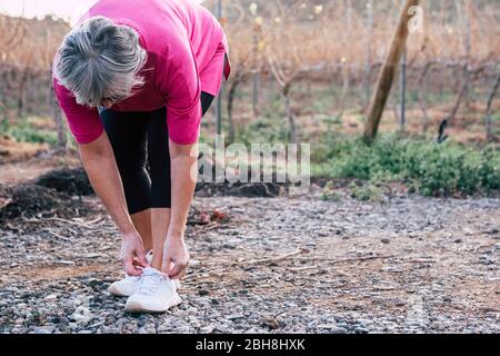 Ältere Erwachsene kaukasischen Menschen Frau tun Fitness-Laufübungen im Freien gesund zu bleiben und Hace Pflege ihres Körpers - Wellness und Sport Lifestyle-Konzept Stockfoto