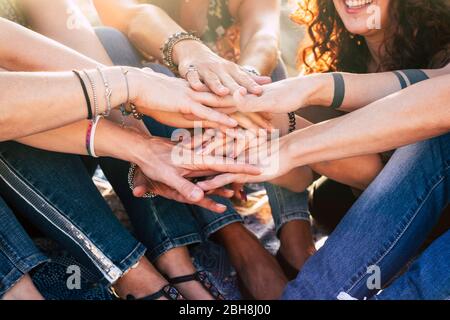 Glück und fröhlicher Lebensstil für Team-Konzept Mädchen Hände zusammen für immer Freunde - Glück und Freundschaft Gruppe von Frauen lächeln und Spaß mit Sonne im Hintergrund Stockfoto