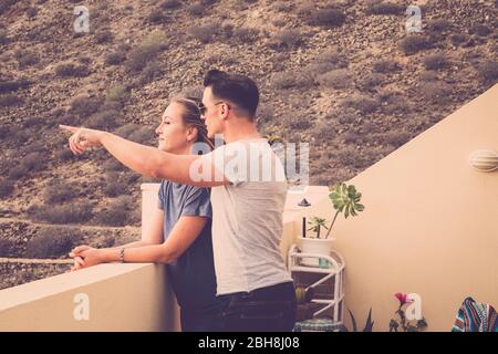 Vintage Colors - schöne Paar von Modellen junger Mann und Frau posieren zusammen auf der Terrasse zu Hause lächelnd und genießen das erste Datum - tausendjährige moderne Menschen genießen das Leben in Partnerschaft Stockfoto