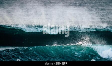 Gefährliche starke Energiewelle großen Spritzer weißen Schaum und blaues Tiefwasser - ozeanischen Sturm und schlechtes Wetter Klimawandel für die Weltkrankheit für Temperatur geändert - Surfer Break Point Stockfoto