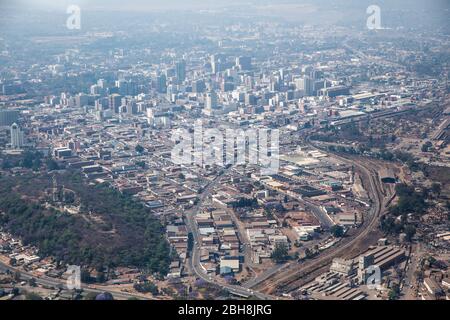 Buschfeuer in der Trockenzeit verursachen einen nebligen Himmel über der Hauptstadt Harare, Provinz Harare, Simbabwe. Stockfoto