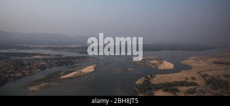 Der Zambezi Fluss fließt entlang, Chikwenya, Safari Konzession, Mana Pools Nationalpark, Mashonaland West Province, Simbabwe. Stockfoto