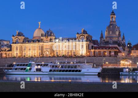 Blick über die Elbe zur Kunstakademie und Frauenkirche, Dresden, Sachsen, Deutschland Stockfoto