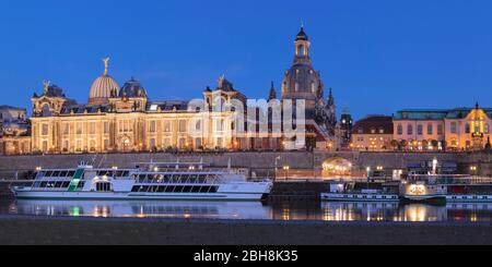 Blick über die Elbe zur Kunstakademie und Frauenkirche, Dresden, Sachsen, Deutschland Stockfoto