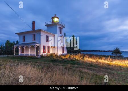 Kanada, Prince Edward Island, Rocky Point, Blockhaus Point Lighthouse am Eingang zum Hafen von Charlottetown, Dawn Stockfoto