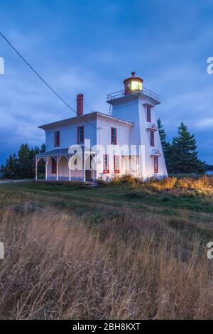 Kanada, Prince Edward Island, Rocky Point, Blockhaus Point Lighthouse am Eingang zum Hafen von Charlottetown, Dawn Stockfoto