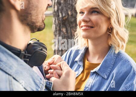 Zwei Personen halten sich die Hände im Freien Stockfoto