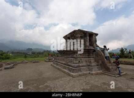 Dieng Plateau, Indonesien - 06. August 2017: Menschen besuchen Tempel auf Dieng Plateau, Indonesien Stockfoto