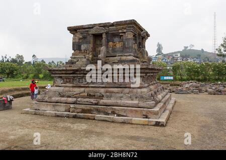 Dieng Plateau, Indonesien - 06. August 2017: Menschen besuchen Tempel auf Dieng Plateau, Indonesien Stockfoto