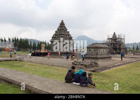 Dieng Plateau, Indonesien - 06. August 2017: Menschen besuchen Tempel auf Dieng Plateau, Indonesien Stockfoto