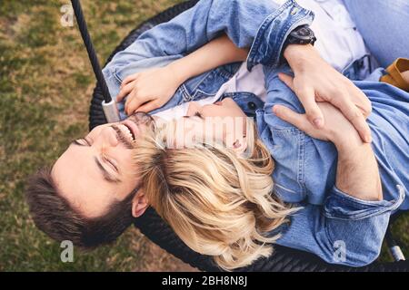 Glücklich kaukasischen Paar Spaß zusammen im Freien Stockfoto