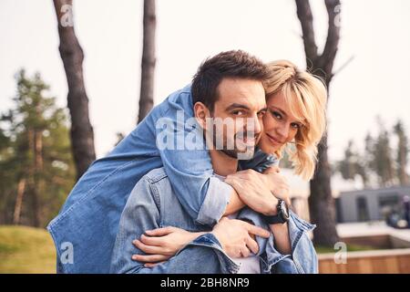 Glücklich hübsche Frau umarmt einen lächelnden Mann Stockfoto