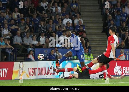 LEICESTER, ENGLAND Wesley Hoedt und Maya Yoshida aus Southampton versuchen, einen Schuss von Kelechi Iheanacho aus Leicester City während des Premier League-Spiels zwischen Leicester City und Southampton im King Power Stadium, Leicester am Donnerstag, den 19. April 2018, zu verhindern. (Quelle: Mark Fletcher, Mi News) Stockfoto