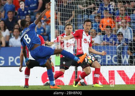 LEICESTER, ENGLAND Maya Yoshida aus Southampton sucht, um Kelechi Iheanacho aus Leicester City zu blockieren, der während des Premier League-Spiels zwischen Leicester City und Southampton im King Power Stadium, Leicester am Donnerstag, den 19. April 2018, gedreht wurde. (Quelle: Mark Fletcher, Mi News) Stockfoto