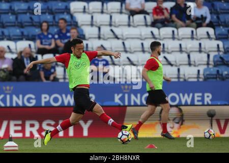 LEICESTER, ENGLAND Maya Yoshida aus Southampton wärmt sich vor dem Premier League Spiel zwischen Leicester City und Southampton im King Power Stadium, Leicester am Donnerstag, den 19. April 2018. (Quelle: Mark Fletcher, Mi News) Stockfoto