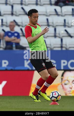 LEICESTER, ENGLAND Maya Yoshida aus Southampton wärmt sich vor dem Premier League Spiel zwischen Leicester City und Southampton im King Power Stadium, Leicester am Donnerstag, den 19. April 2018. (Quelle: Mark Fletcher, Mi News) Stockfoto