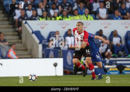 LEICESTER, ENGLAND Oriol Romeu aus Southampton in Aktion mit Adrien Silva aus Leicester City während des Premier League-Spiels zwischen Leicester City und Southampton im King Power Stadium, Leicester am Donnerstag, den 19. April 2018. (Quelle: Mark Fletcher, Mi News) Stockfoto