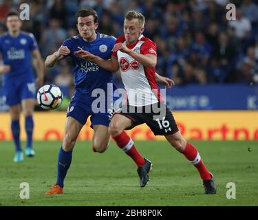 LEICESTER, ENGLAND Ben Chilwell aus Leicester City kämpft am Donnerstag, 19. April 2018, während des Premier League-Spiels zwischen Leicester City und Southampton im King Power Stadium in Leicester gegen James ward-Prowse aus Southampton. (Quelle: Mark Fletcher, Mi News) Stockfoto