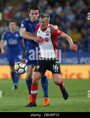 LEICESTER, ENGLAND Ben Chilwell aus Leicester City kämpft am Donnerstag, 19. April 2018, während des Premier League-Spiels zwischen Leicester City und Southampton im King Power Stadium in Leicester gegen James ward-Prowse aus Southampton. (Quelle: Mark Fletcher, Mi News) Stockfoto