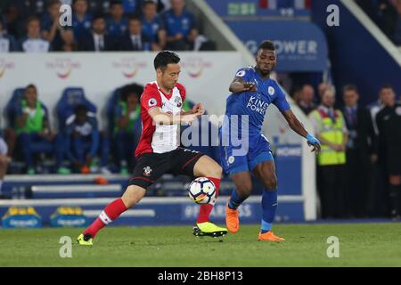 LEICESTER, ENGLAND Maya Yoshida aus Southampton kämpft am Donnerstag, den 19. April 2018, im King Power Stadium in Leicester City während des Premier League-Spiels zwischen Leicester City und Southampton gegen Kelechi Iheanacho aus Leicester City. (Quelle: Mark Fletcher, Mi News) Stockfoto