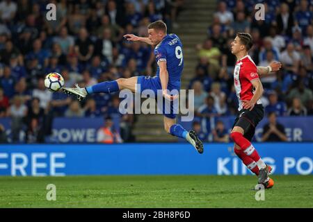 LEICESTER, ENGLAND Jamie Vardy von Leicester City versucht einen Schuss auf das Tor während der Premier League Spiel zwischen Leicester City und Southampton im King Power Stadium, Leicester am Donnerstag, 19. April 2018. (Quelle: Mark Fletcher, Mi News) Stockfoto