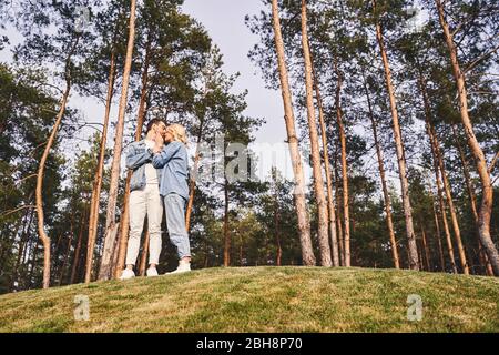 Blonde Frau und ihr Freund starren einander an Stockfoto
