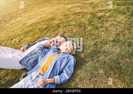 Loving jungen Mann küssen seine Freundinnen Hand Stockfoto