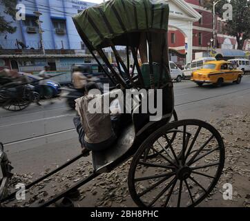 Hand Rickshaw Abzieher wartet auf Kunden in Kalkutta, West Bengal, Indien, Asien Stockfoto