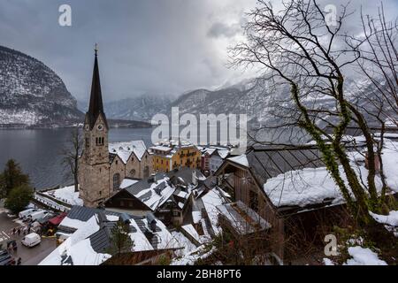 Blick auf die evangelische Kirche im Dorf Hallstatt, Österreich Stockfoto