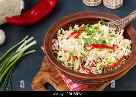 Gesunde Salate von Kohl und Paprika in einer braunen Salatschüssel Stockfoto