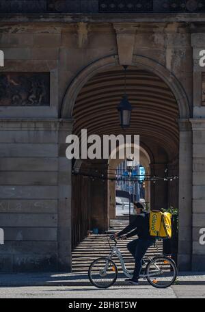 Barcelona, Spanien. April 2020. Glovo Deliveryman, der während des kovidischen Alarmzustands durch die leeren Straßen Barcelonas radelt Stockfoto