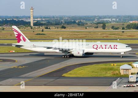 Qatar Airways Boeing 777 rollt. 777-300ER-Langstreckenflugzeuge, die als A7-BAC registriert sind. Stockfoto