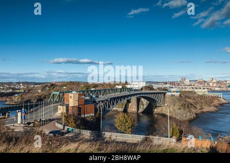 Kanada, New Brunswick, Saint John, Stadt skyine und die Rückfahrscheinwerfer Falls Bridge Stockfoto