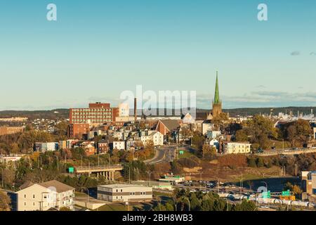 Kanada, New Brunswick, Saint John, der Kathedrale von der Unbefleckten Empfängnis und Skyline Stockfoto