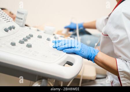 Nahaufnahme der weiblichen Hand, die den Knopf drückt Stockfoto