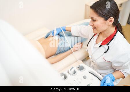 Fröhliche junge Frau in der Klinik Stockfoto