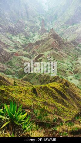 Berggipfel des Xo-Xo-Tals in Sonnenschein. Lokales Dorf im Tal. An den steilen steinigen hängen wachsen viele agava-pflanzen. Insel Santa Antao, Kap Verde. Stockfoto