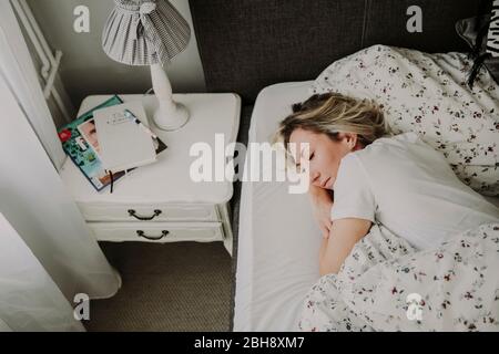 Frau liegt schlafend im Bett Stockfoto