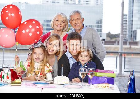 Happy Family feiert den Geburtstag des Sohnes zusammen Stockfoto