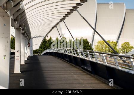 Blick über die Bells Bridge am Fluss Clyde in Glasgow in Richtung Armadillo. Stockfoto