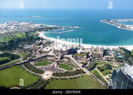 Blick von der Aussichtsplattform des Jumeirah at Etihad Towers auf Abu Dhabi mit dem Emirates Palace Hotel als markanten Kuppelbau und luxuriösen Außenanlagen Stockfoto