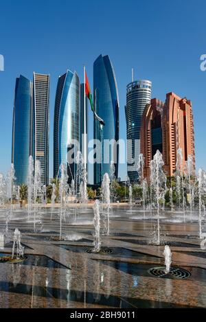 Blick durch Wasserspiele auf den aus 5 Türmen bestehenden Gebäudekomplex Etihad Towers in Abu Dhabi als Wahrzeichen dieser Stadt Stockfoto